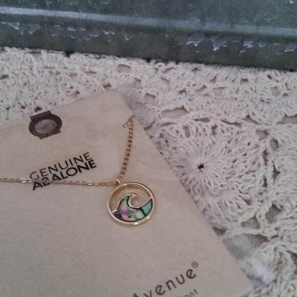 Fashion Women's Wave Abalone Pendant Necklace in Gold Tone - Picture 5 of 5